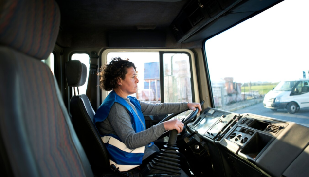 10 gestes essentiels que doit maîtriser un signaleur pour guider efficacement les manœuvres d'un camion